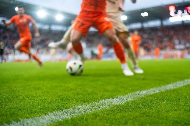 Grama e linha lateral em campo de futebol no estádio