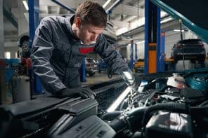 O trabalhador realiza uma inspeção técnica abrangente do carro