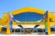 Entrada principal do parque de diversões indoor Warner Bros World em Abu Dhabi