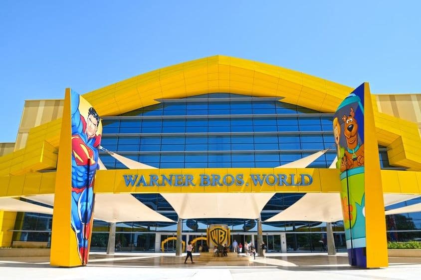 Entrada principal do parque de diversões indoor Warner Bros World em Abu Dhabi