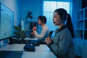 Equipe jovem de call center asiática da Geração Z