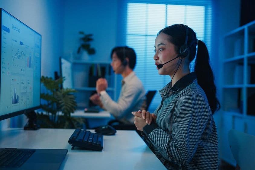 Equipe jovem de call center asiática da Geração Z