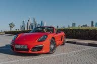 Porsche Boxster vermelho estacionado em Palm Jumeirah