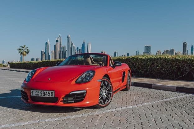 Porsche Boxster vermelho estacionado em Palm Jumeirah