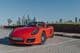 Porsche Boxster vermelho estacionado em Palm Jumeirah