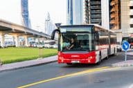 arranha-céu moderno ao longo da Sheikh Zayed Road.