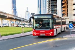 arranha-céu moderno ao longo da Sheikh Zayed Road.