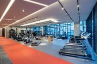 Uma academia e equipamentos de fitness