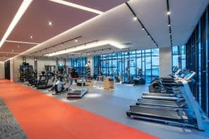 Uma academia e equipamentos de fitness