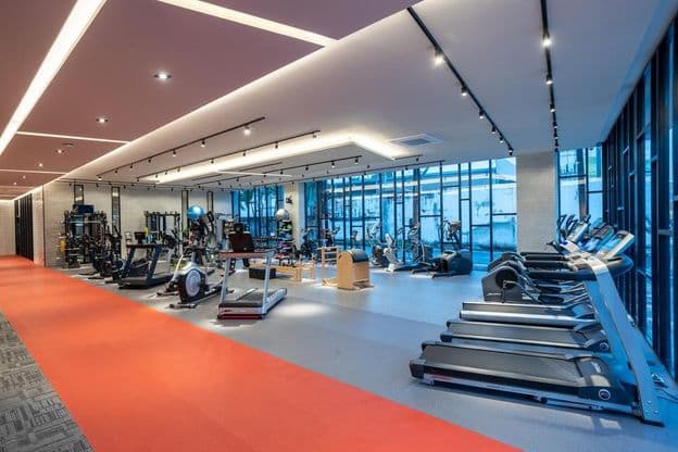 Uma academia e equipamentos de fitness