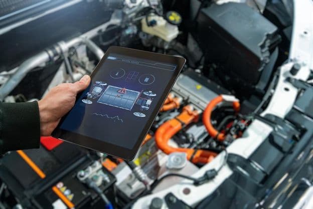 Verificando a bateria de um carro elétrico em um centro de serviço