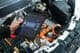 Verificando a bateria de um carro elétrico em um centro de serviço