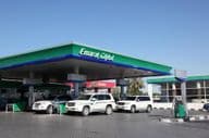 O posto de gasolina Emarat na cidade de Sharjah.