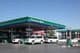 O posto de gasolina Emarat na cidade de Sharjah.