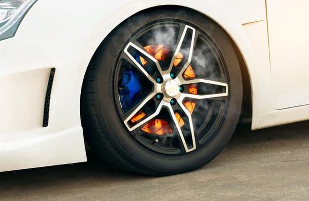Um disco de freio em chamas