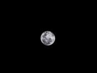 Lua cheia em micro tamanho no céu