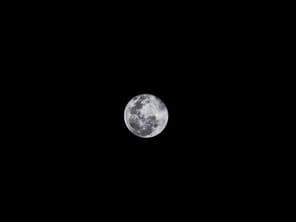 Lua cheia em micro tamanho no céu