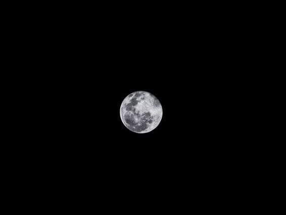 Lua cheia em micro tamanho no céu
