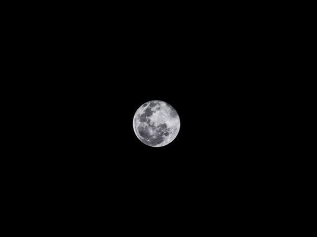 Lua cheia em micro tamanho no céu