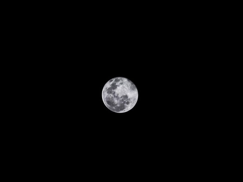 Lua cheia em micro tamanho no céu