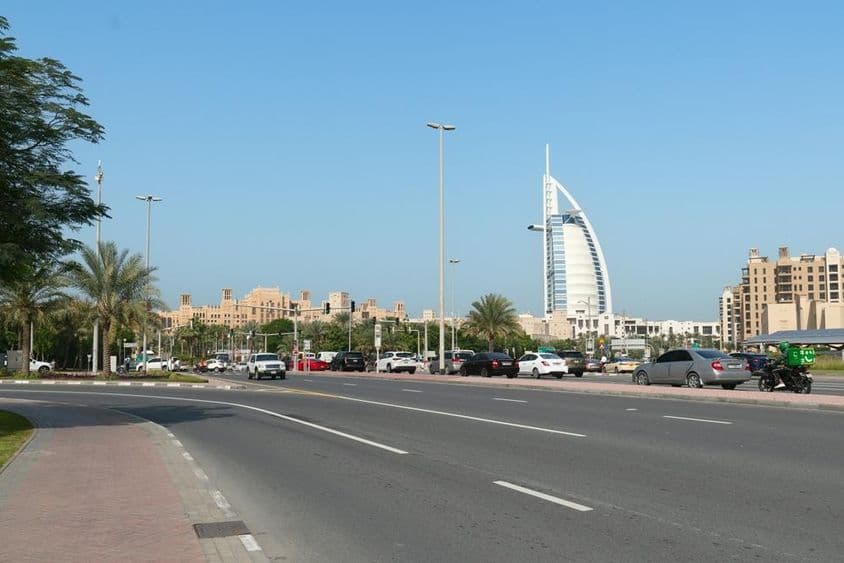 A interseção das ruas Umm Suqeim e Jumeira em Dubai.
