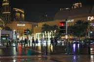Pedestres no centro da cidade à noite