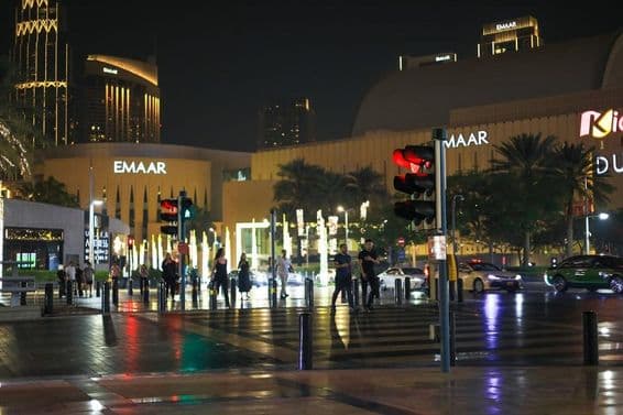 Pedestres no centro da cidade à noite