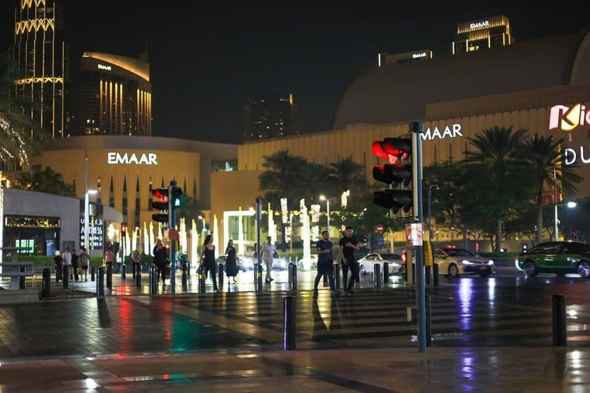 Pedestres no centro da cidade à noite