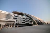 Vista externa de uma estação de metrô de Dubai nos Emirados Árabes Unidos