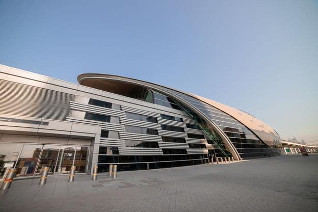 Vista externa de uma estação de metrô de Dubai nos Emirados Árabes Unidos