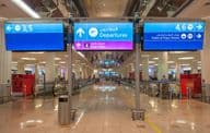 sinal de embarque no Aeroporto Internacional de Dubai