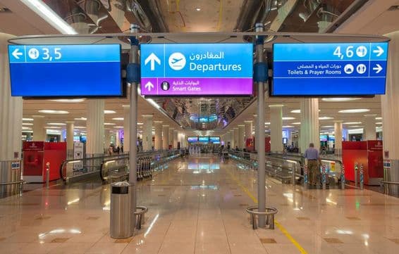 sinal de embarque no Aeroporto Internacional de Dubai