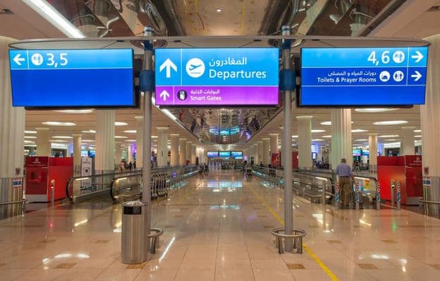 sinal de embarque no Aeroporto Internacional de Dubai
